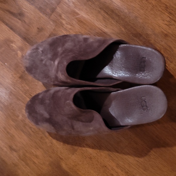 38.  UGG clogs - Picture 2 of 4